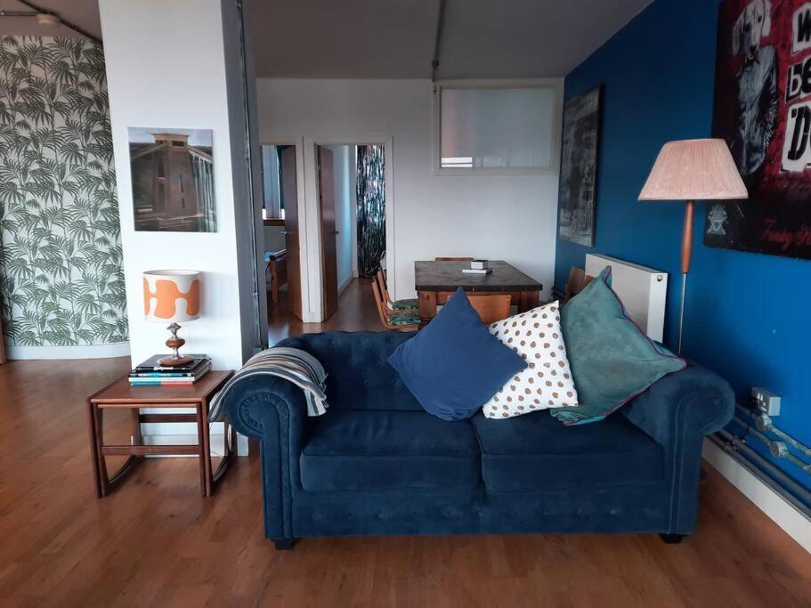 Trendy, Urban Open Plan Apartment Bristol Exterior photo